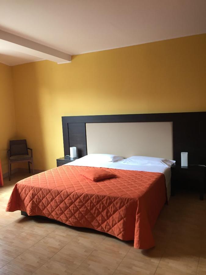 64Rooms Enna Bagian luar foto